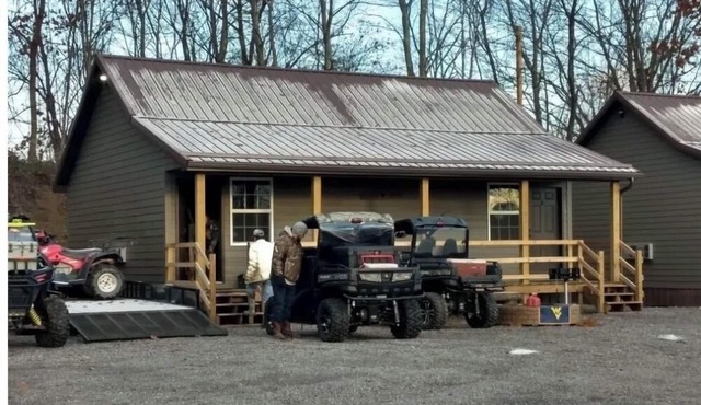 Tranquil 1-bedroom cabin in Bluefield, 3 miles from H&M's Pocahontas Trail-head.