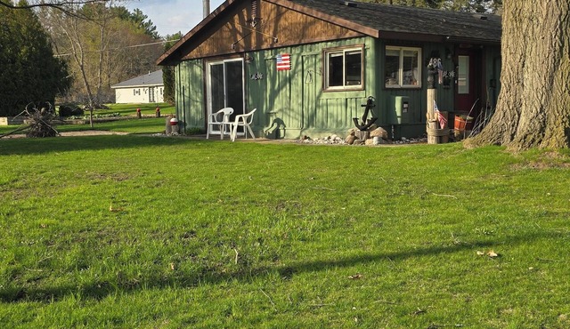 Tranquil 1-bedroom Cabin on Beautiful Sanford Lake!