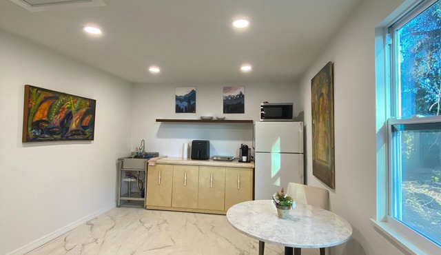 Tranquil 1-bedroom one bath 4 minutes to the Englewood beach stores and Dearborn