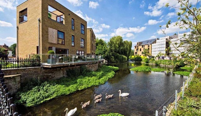 Tranquil 2 Bed, 2 Bath Apartments walking distance from the Uxbridge town centre