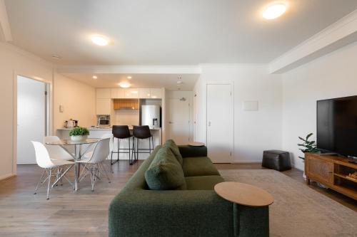 Tranquil 2-Bed Inner City Retreat with Parking