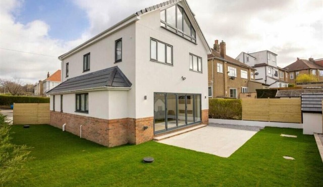 "Tranquil 2-Bed Retreat: Office, Garden Oasis, & Fireplace Bliss!"n