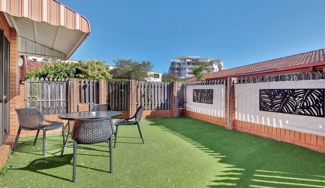 Tranquil 2-Bed Townhouse Close to Beach