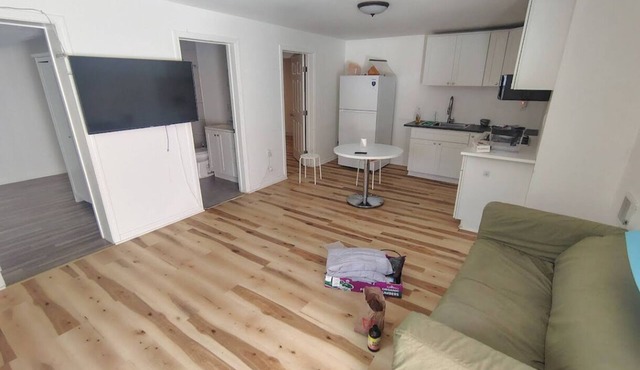 Tranquil 2-bedroom bed & breakfast walking distance to the Lake East Bay.
