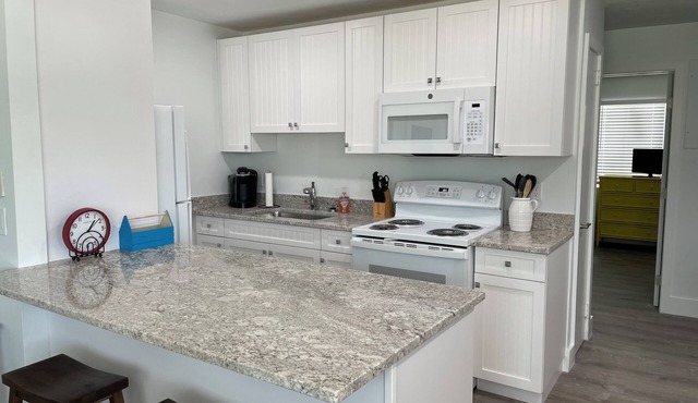 Tranquil 2-bedroom bungalow with AC in charming Vero Beach steps to boardwalk