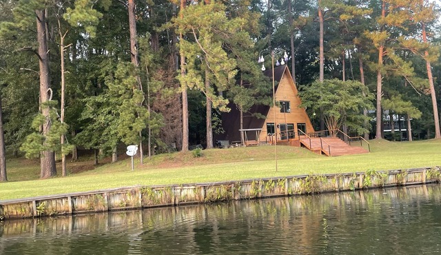 Tranquil 2 bedroom cabin on private lake. 15 minutes from university of Alabama