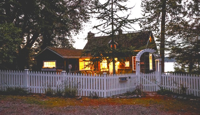 Tranquil 2-bedroom cliff house cottage in charming Coupeville awaits you