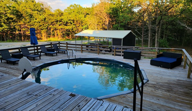Tranquil 2-bedroom cabin on an acre in serene Pottsboro, 4 mins to Lake Texoma!