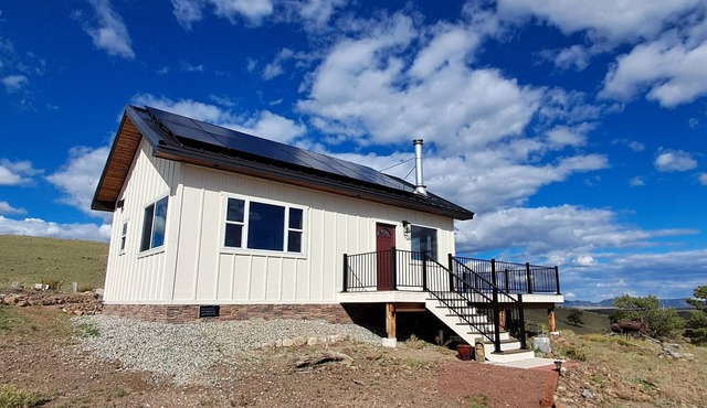 Tranquil 2-bedroom cabin, majestic view of Pikes Peak with free range Buffalo.