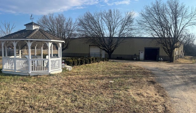 Tranquil 2-bedroom farmhouse with indoor and outdoor arena with trails!