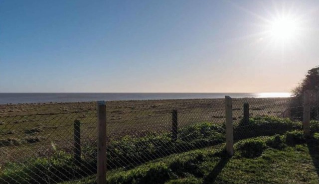 Tranquil 2-bedroom chalet in Kessingland overlooking the sea