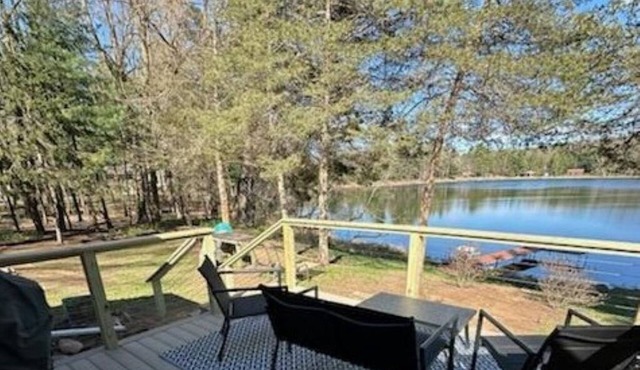 Tranquil 2 Bedroom Getaway on Private Lake