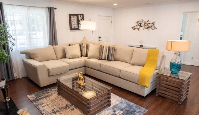 TRANQUIL 2-BEDROOM HOME IN BEAUTIFUL QUIET BURBANK NEIGHBORHOOD (P24)
