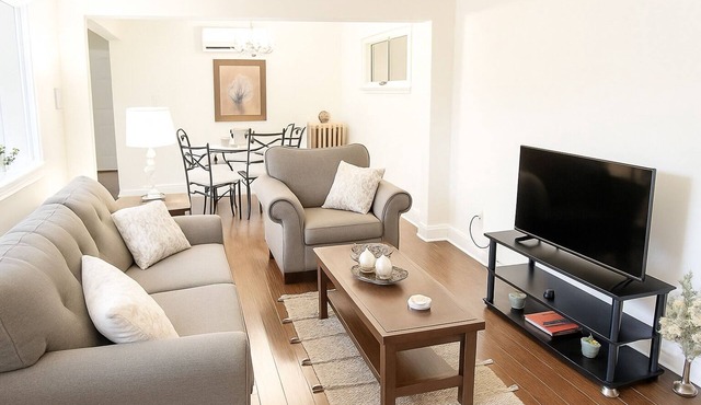 Tranquil 2-bedroom house in Central Toronto with 1 Parking