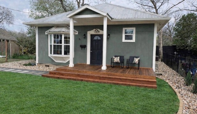 Tranquil 2-bedroom house with AC in charming downtown Bastrop, TX