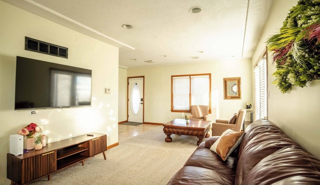 Tranquil 2-bedroom house quiet neighborhood near Country Club Plaza
