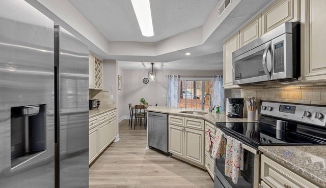 Tranquil 2-bedroom townhome in Raleigh. Close to shopping and restaurants.