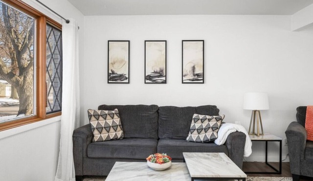 Tranquil 2BR Apartment-Close to Shops w/Garage