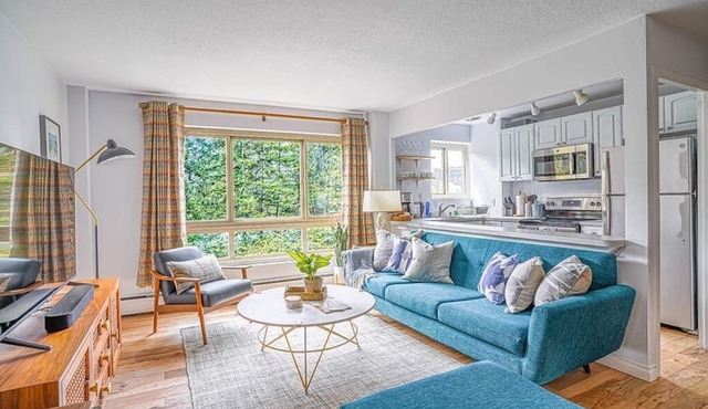 Tranquil 2BR downtown condo, Parking, King bed