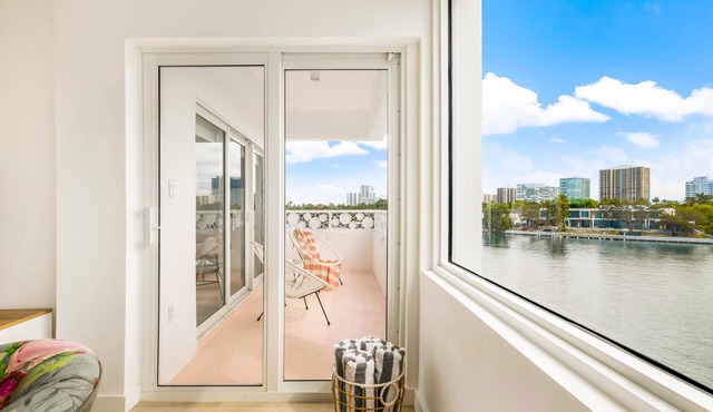 Tranquil 2BR in Miami: Waterfront Views