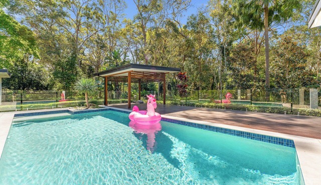 Tranquil 2Ha Escape: 5BD Home + Pool & Play Area