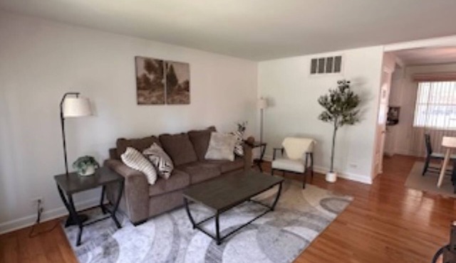 Tranquil 3-bedroom house with AC in Elk Grove Village