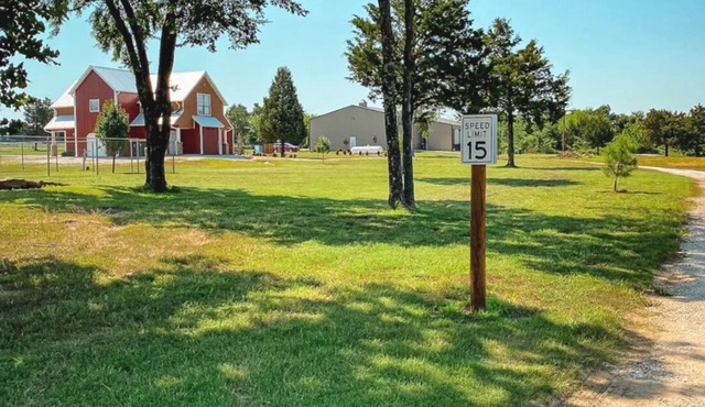 Tranquil 3-bedroom barn right next to Lake Tenkiller in Vian with WiFi, AC