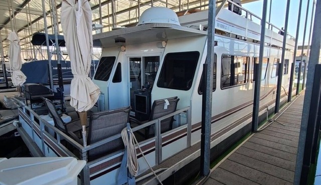 Tranquil 3-bedroom boat in Henderson with fitness room, AC, WiFi