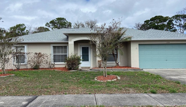 Tranquil 3-bedroom house with AC 10 minutes from the beach in Melbourne.
