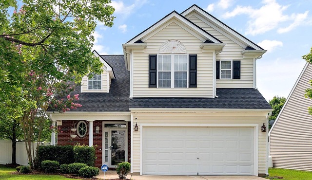 Tranquil 3-bedroom house with Fenced Backyard