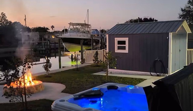Tranquil 3-bedroom house on canal, great patio, dock with AC in charming Hudson