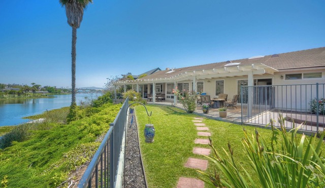 Tranquil 3-bedroom Lakefront Retreat with Private Dock in Lake San Marcos