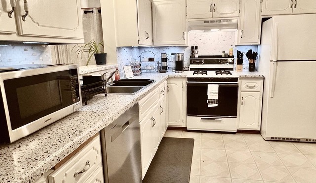 Tranquil 3-Bedroom Retreat: Perfect for Leisure & Work Near Twin Cities