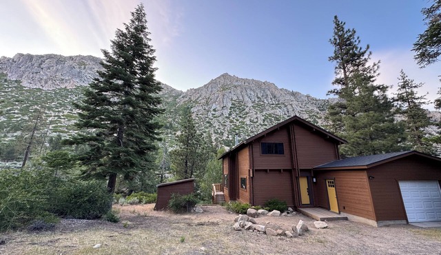 Tranquil 3-bedroom Cabin on Carson River in Markleeville