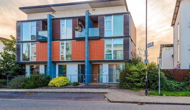 Tranquil 3 Bedroom Manchester Retreat With Parking