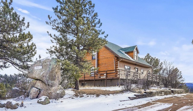 Tranquil 30 acre retreat! Huge cabin with hot tub!