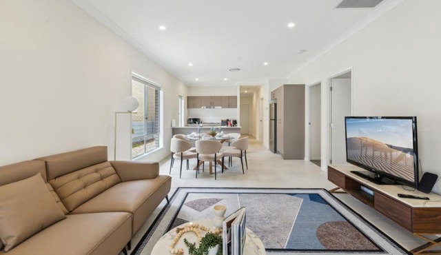 Tranquil 3B2B Home with Parking Backyard and 5Mins walk to Mall