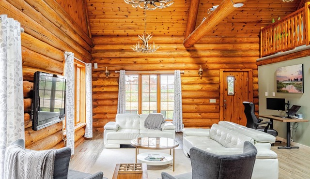 Tranquil 3BR Log Cabin in Cambridge, Ontario: WiFi, Woodland Trails, Sleeps 6