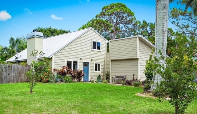 Tranquil 3BR Retreat: Private Pool, Large Yard, Near Beach & Downtown.