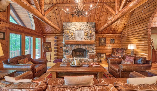 Tranquil 4-bedroom cabin with WiFi with private Lake
