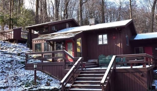 Tranquil 4-bedroom forest house perfect for a relaxing getaway in Jamesville