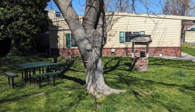 Tranquil 4-bedroom house with AC in charming Weed