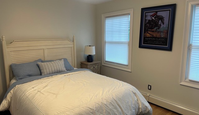 Tranquil 4-bedroom house with AC in East Quogue. Covered patio.