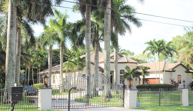 Tranquil 4-bedroom gated villa in The Acreage with pool and spa