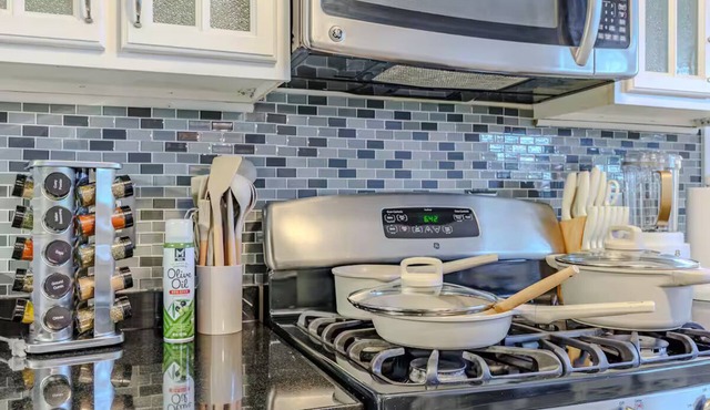Tranquil 4BR Home w/Backyard, Near DC & Old Town