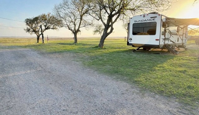 Tranquil 4person RV with A/C in Bayside, Great Fishing Spot