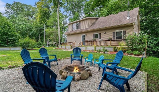 🏡 Tranquil 5-BR Lake House | Near Duck Lake & TC ➠7570!