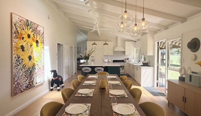 Tranquil 7-bedroom 4-bathroom farmhouse in Tallowwood Ridge