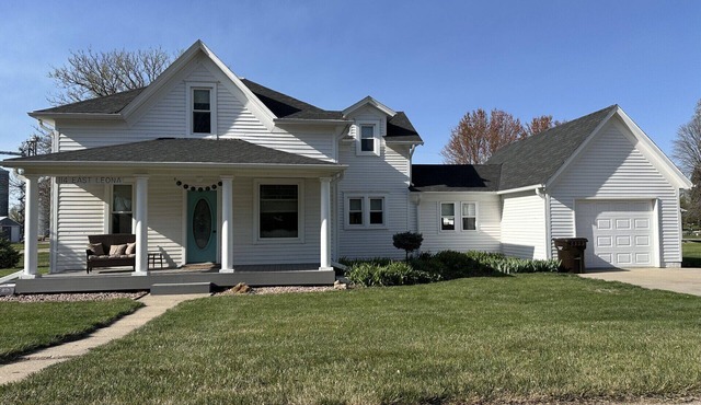 Tranquil 7-bedroom house in charming small-town Petersburg