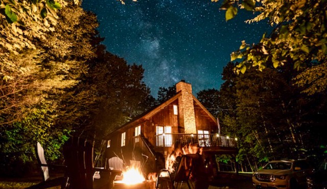 Tranquil alpine getaway with fast WiFi, loft, two living areas, fireplace & deck